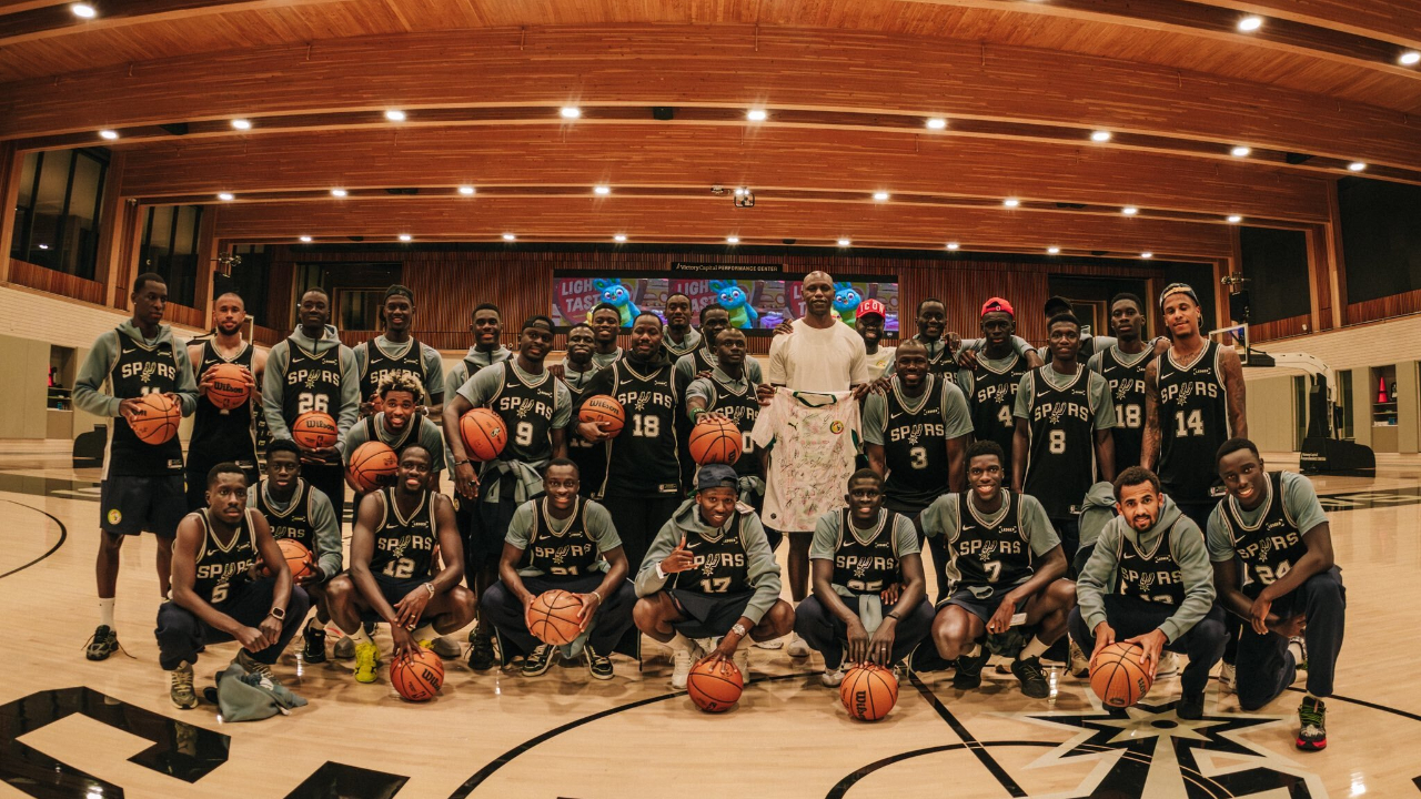 Moussa Niakahté (OL) visite les installations des San Antonio Spurs avec le Sénégal