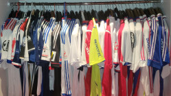 "Un retour aux premi&egrave;res &eacute;motions" : les collectionneurs de maillots sur les traces de l&rsquo;histoire de l&rsquo;OL