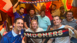 Quand Pierre Sage regarde le match France-Espagne avec un groupe de supporters de l'OL &agrave; Londres