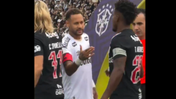 Thiago Mendes refuse de serrer la main de Neymar, l'ancien Lyonnais puni sur le terrain Thiago Mendes refuse de serrer la main de Neymar, l'ancien Lyonnais puni sur le terrain