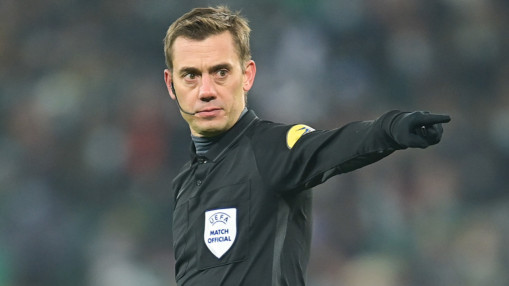 Le lyonnais Cl&eacute;ment Turpin d&eacute;sign&eacute; meilleur arbitre du monde en 2025