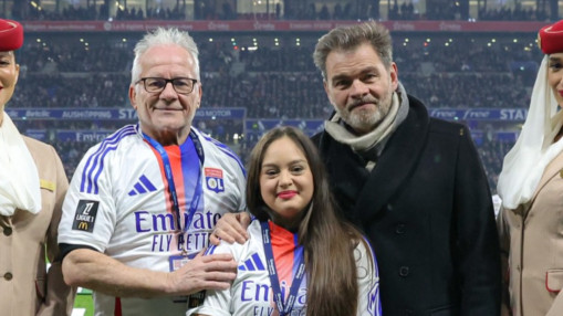 Le coup d&rsquo;envoi du match OL Lyonnes-ASSE donn&eacute; par la jeune com&eacute;dienne Mayane&nbsp;