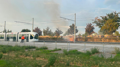 Un supporter et sa cigarette ? Un incendie se d&eacute;clenche devant le Groupama Stadium avant OL-Sparta