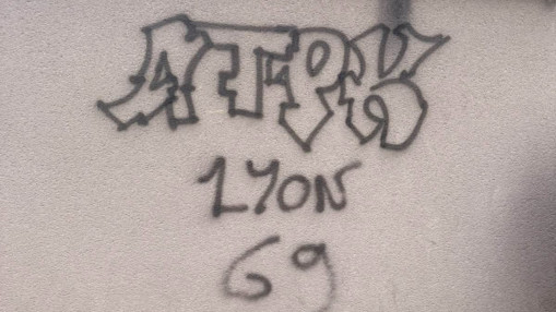 Il tague le mur d'un cimetière près de Lyon : un supporter de l'OL interpellé en flagrant délit Il tague le mur d'un cimetière près de Lyon : un supporter de l'OL interpellé en flagrant délit