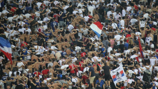 Après OL-Strasbourg, des supporters ont tenté de rejoindre les vestiaires pour en découdre Après OL-Strasbourg, des supporters ont tenté de rejoindre les vestiaires pour en découdre
