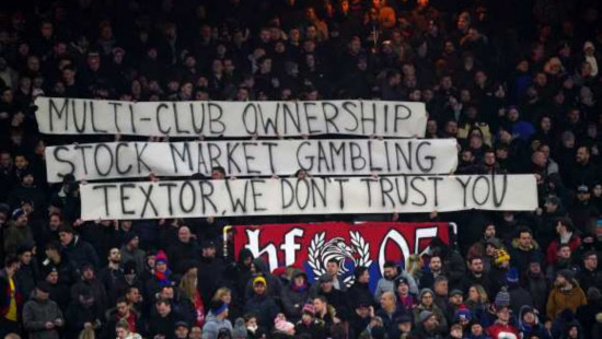 Des banderoles anti-John Textor aperçues dans les tribunes de Crystal Palace