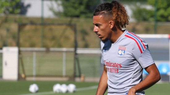 Chelsea rappelle Malo Gusto (OL) pour soigner sa blessure Chelsea rappelle Malo Gusto (OL) pour soigner sa blessure