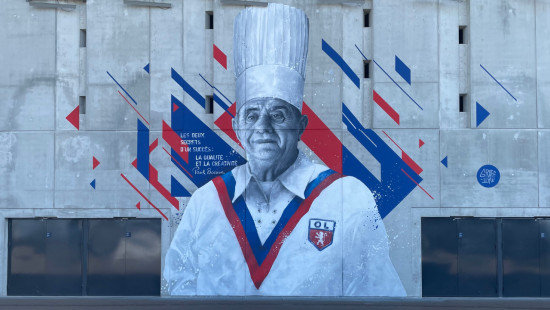 OL : une fresque en hommage à Paul Bocuse sur les murs du Groupama Stadium