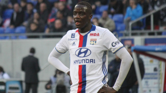 Mouctar Diakhaby (ex-OL) refuse de poser avec une banderole anti-racisme en Liga Mouctar Diakhaby (ex-OL) refuse de poser avec une banderole anti-racisme en Liga