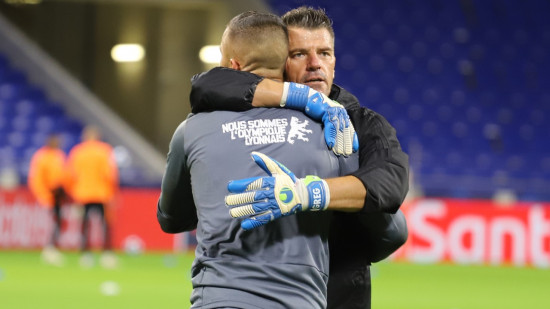 Pour Grégory Coupet, l'OL n'est pas une "équipe de potes enclins à se battre les uns pour les autres" Pour Grégory Coupet, l'OL n'est pas une "équipe de potes enclins à se battre les uns pour les autres"