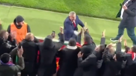 Qualifié avec l'Albanie pour l'Euro 2024, Sylvinho (ex-OL) refait sa célébration briseuse de mains