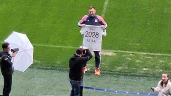 Lucas Perri à l'OL jusqu'en 2028 : la séance photos a leaké Lucas Perri à l'OL jusqu'en 2028 : la séance photos a leaké