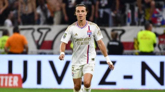 Maxence Caqueret capitaine de l'OL : Pierre Sage préfère confier le brassard à un joueur de champ Maxence Caqueret capitaine de l'OL : Pierre Sage préfère confier le brassard à un joueur de champ