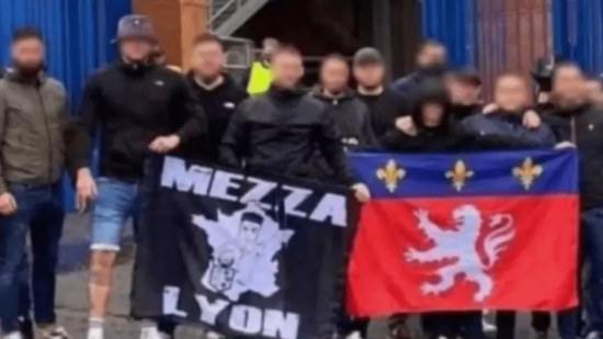 Deux supporters condamnés pour avoir exhibé le drapeau d’un groupe néo-nazi lors d’OM-OL Deux supporters condamnés pour avoir exhibé le drapeau d’un groupe néo-nazi lors d’OM-OL