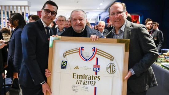 Jean-Michel Aulas reçoit un maillot dédicacé de l’OL Jean-Michel Aulas reçoit un maillot dédicacé de l’OL