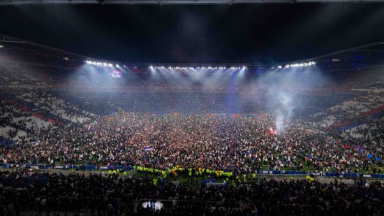 Pelouse du Groupama Stadium envahie : un membre du staff de Valenciennes violemment maitrisé par un stadier Pelouse du Groupama Stadium envahie : un membre du staff de Valenciennes violemment maitrisé par un stadier