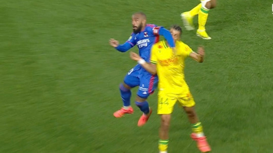 Alexandre Lacazette (OL) sur son coup de coude : "J'aurais pu comprendre si j’avais pris un rouge"