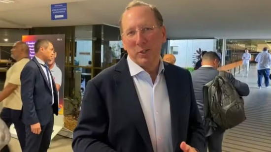 John Textor (OL), le bras en écharpe, maintient ses accusations de corruption au Brésil John Textor (OL), le bras en écharpe, maintient ses accusations de corruption au Brésil