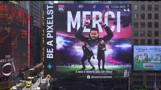 Insolite : des supporters de l’OL rendent hommage à Pierre Sage en plein Time Square