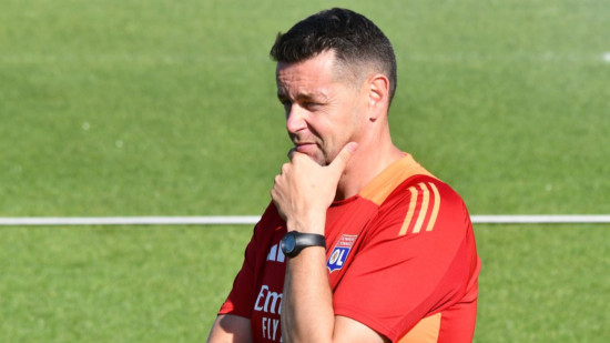 Jouer au foot à 10 : "une logique qui se discute" selon Pierre Sage