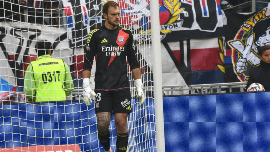 Arrêts décisifs et passes puissantes : Lucas Perri (OL) conquiert le cœur des Lyonnais