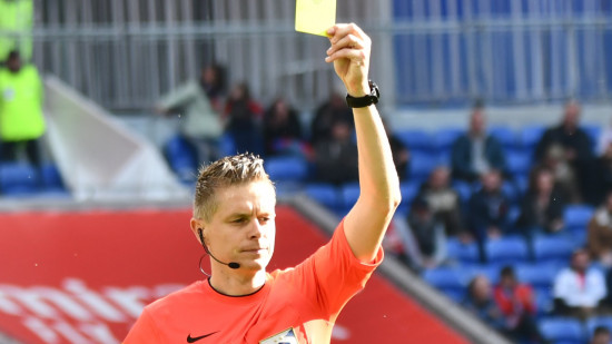 Angers-OL : l'incompréhensible décision de l'arbitre après le tacle de Bamba Dieng Angers-OL : l'incompréhensible décision de l'arbitre après le tacle de Bamba Dieng