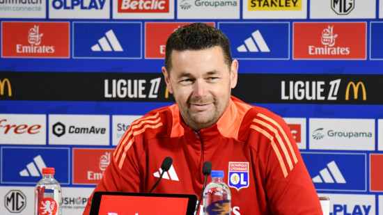 Pierre Sage sur la DNCG : "Le vestiaire suit ça de loin et on fait confiance aux dirigeants" Pierre Sage sur la DNCG : "Le vestiaire suit ça de loin et on fait confiance aux dirigeants"