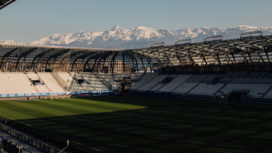 Pelouse déplorable et supporters hostiles : l'OL féminin renonce à jouer à Grenoble Pelouse déplorable et supporters hostiles : l'OL féminin renonce à jouer à Grenoble