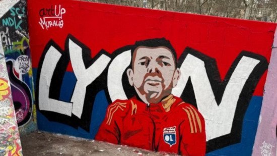 Une fresque à l’effigie de Pierre Sage (ex-OL) sur les berges du Rhône à Lyon Une fresque à l’effigie de Pierre Sage (ex-OL) sur les berges du Rhône à Lyon