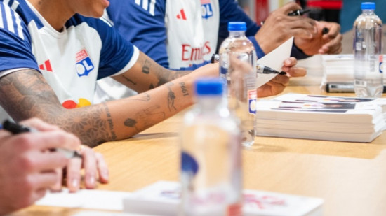 Des joueurs de l'OL en séance de dédicaces dans un centre commercial ce mercredi