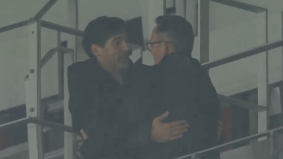 Nice-OL : l'accolade entre les coachs punis Paulo Fonseca et Franck Haise Nice-OL : l'accolade entre les coachs punis Paulo Fonseca et Franck Haise