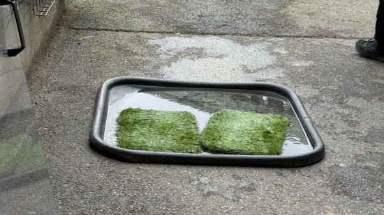 Quand l’OL installe… un pédiluve pour protéger sa pelouse !