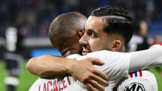 Rayan Cherki (OL) délaisse ses crampons pour un geste solidaire à Villeurbanne Rayan Cherki (OL) délaisse ses crampons pour un geste solidaire à Villeurbanne