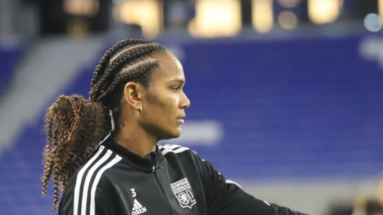 Equipe de France : Wendie Renard (OL féminin) touchée au pied et ménagée Equipe de France : Wendie Renard (OL féminin) touchée au pied et ménagée