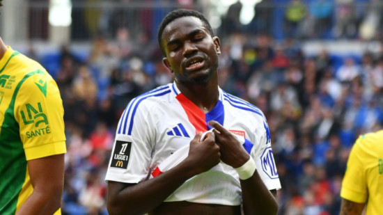 Coup dur pour l’OL : fin de saison pour Ernest Nuamah, gravement blessé au genou Coup dur pour l’OL : fin de saison pour Ernest Nuamah, gravement blessé au genou