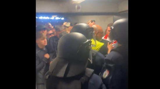 Des supporters de Manchester United visés par des gaz lacrymogènes au Groupama Stadium ? Des supporters de Manchester United visés par des gaz lacrymogènes au Groupama Stadium ?