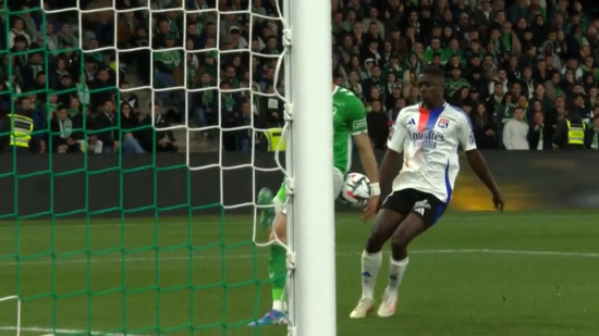 ASSE-OL : blocage du ballon du bras par un Stéphanois, pas de penalty selon la Direction de l'arbitrage ASSE-OL : blocage du ballon du bras par un Stéphanois, pas de penalty selon la Direction de l'arbitrage