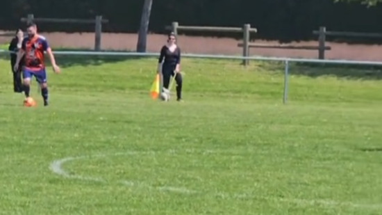 Insolite : une arbitre de touche officie avec son chien lors d’un match du District de l’Ain Insolite : une arbitre de touche officie avec son chien lors d’un match du District de l’Ain