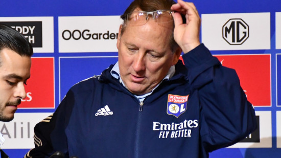 Amende, encadrement des salaires et des transferts : l'UEFA met la pression sur l'OL et John Textor Amende, encadrement des salaires et des transferts : l'UEFA met la pression sur l'OL et John Textor