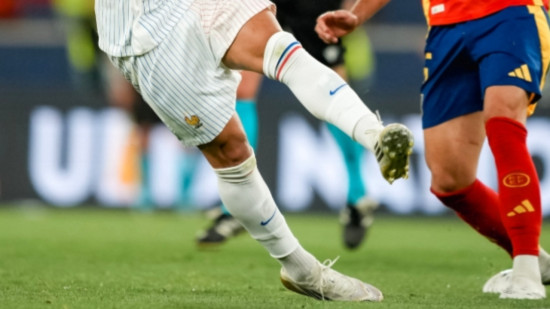 Espagne-France : Rayan Cherki (OL) n’a pas joué avec ses crampons habituels Espagne-France : Rayan Cherki (OL) n’a pas joué avec ses crampons habituels