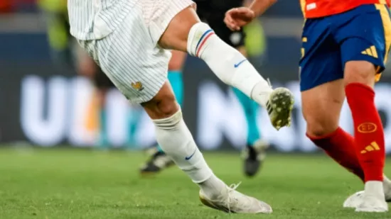 Espagne-France : Rayan Cherki (OL) n’a pas joué avec ses crampons habituels Espagne-France : Rayan Cherki (OL) n’a pas joué avec ses crampons habituels