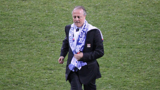 Juninho repéré sur VHS, appels de Karim Benzema, larmes dans le vestiaire : Bernard Lacombe ou l’homme aux mille anecdotes Juninho repéré sur VHS, appels de Karim Benzema, larmes dans le vestiaire : Bernard Lacombe ou l’homme aux mille anecdotes