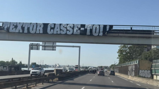 Lyon : des banderoles "Textor dehors" déployées dans la ville après la relégation de l'OL