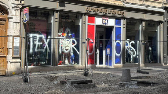 Lyon : la boutique de l'OL également taguée par les supporters en colère