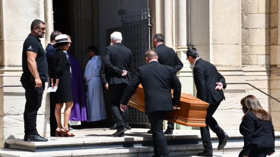 Obsèques de Bernard Lacombe : Karim Benzema, Raymond Domenech, Grégory Coupet aperçus devant l’église aux côtés de supporters anonymes Obsèques de Bernard Lacombe : Karim Benzema, Raymond Domenech, Grégory Coupet aperçus devant l’église aux côtés de supporters anonymes