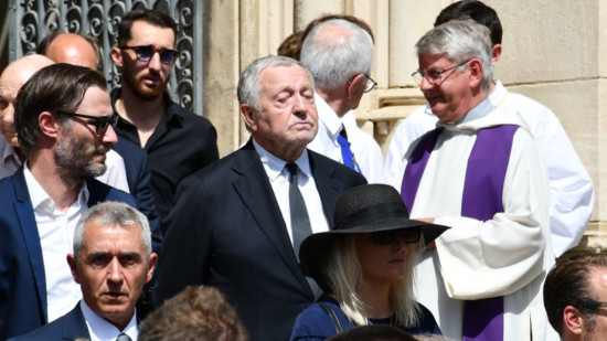 Le tacle glissé de Jean-Michel Aulas à John Textor lors des obsèques de Bernard Lacombe Le tacle glissé de Jean-Michel Aulas à John Textor lors des obsèques de Bernard Lacombe