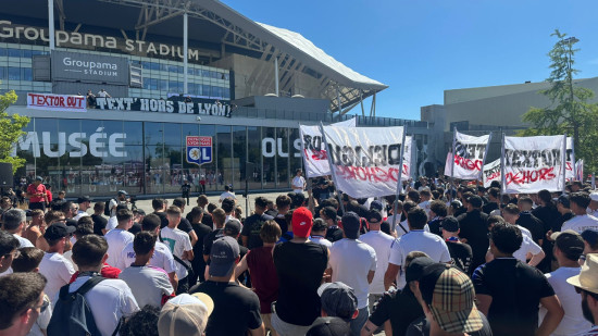 "C’est chez nous ici" : les supporters de l’OL réclament le départ de John Textor devant le Groupama Stadium