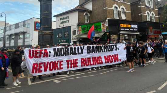 "Fuck UEFA, Fuck Textor" : des centaines de supporters anglais manifestent contre le maintien de l’OL en Ligue Europa aux dépens de Crystal Palace  "Fuck UEFA, Fuck Textor" : des centaines de supporters anglais manifestent contre le maintien de l’OL en Ligue Europa aux dépens de Crystal Palace