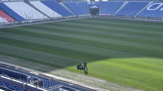 La pelouse du Groupama Stadium de nouveau changée avant la reprise de la Ligue 1 
