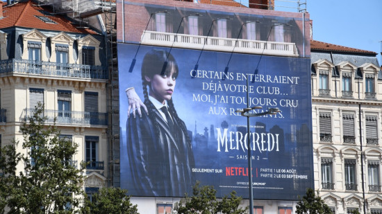 "Certains enterraient déjà votre club..." : Netflix fait la promo de Mercredi à Lyon avec un clin d'oeil à l'OL "Certains enterraient déjà votre club..." : Netflix fait la promo de Mercredi à Lyon avec un clin d'oeil à l'OL